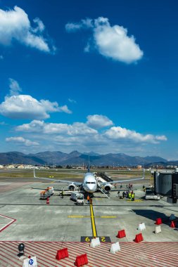 Uçak kalkışa hazır terminal kapısında