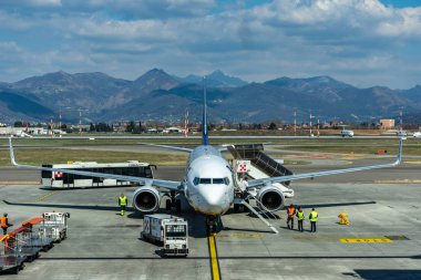 Uçak kalkışa hazır terminal kapısında