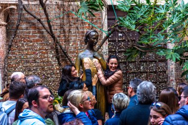 Juliet 'in bronz heykeli ve Romeo & Juliet balkonları