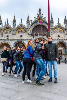Venedik, Italya 'da Piazza San Marco 'da selfie çeken turistler