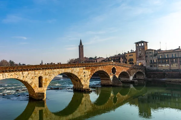Panoramic view of Ponte Pietra bridge in Verona on Adige river, — Stock Photo, Image