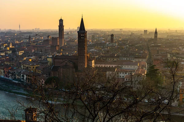 ヴェローナの美しい夕日の景色, ヴェネト州, イタリア — ストック写真