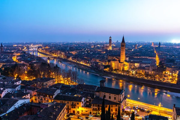 イタリア・夕暮れ時のヴェローナのパノラマビュー — ストック写真