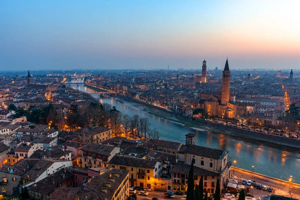 イタリア・夕暮れ時のヴェローナのパノラマビュー — ストック写真