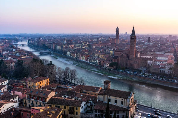 イタリア・夕暮れ時のヴェローナのパノラマビュー — ストック写真