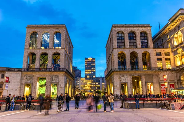 Piazza del Duomo in Mailand bei Sonnenuntergang — Stockfoto