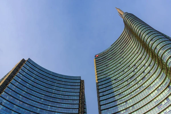 Milánó várossziluettje a modern felhőkarcolók, Olaszország. — Stock Fotó