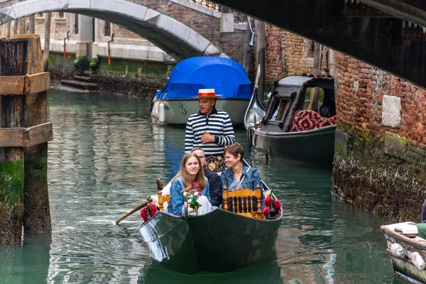Prachtig uitzicht op de traditionele gondels op de beroemde grachten van Venetië — Stockfoto