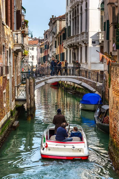 Traditionele canal street in Venetië, Italië — Stockfoto