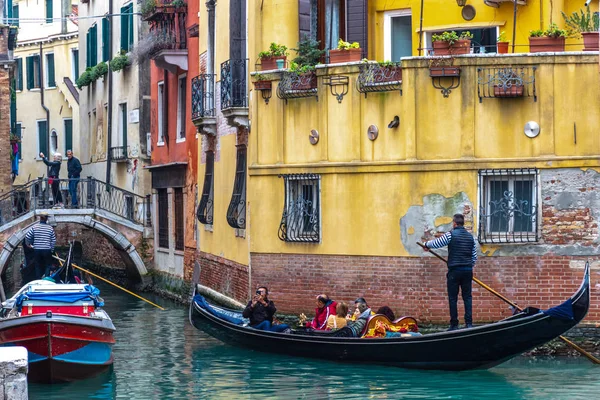 Traditionele canal street in Venetië, Italië — Stockfoto