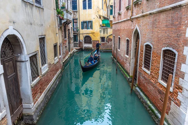 Calle tradicional del canal en Venecia, Italia — Foto de Stock