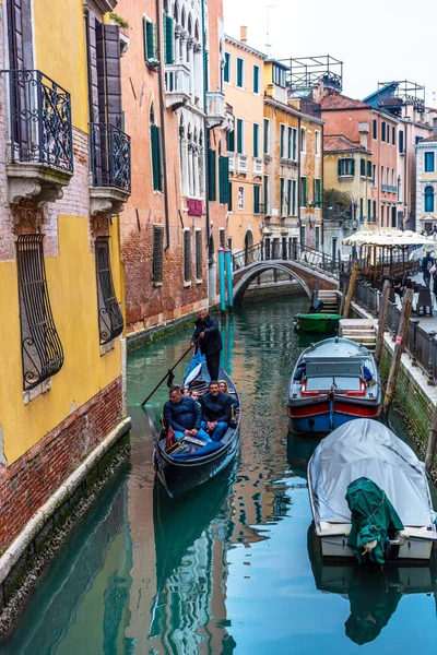 Geleneksel canal sokağına Venedik, İtalya — Stok fotoğraf