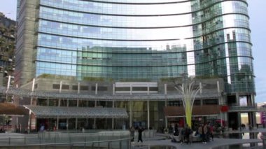 Porta Nuova iş bölgesinde modern gökdelenler ile Milano silüeti, Italya.