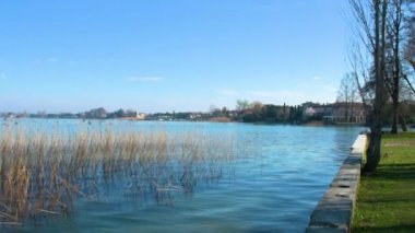Sirmione kasabası yakınlarındaki Garda Gölü'nde sakin park, İtalya