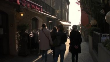 Garda Gölü Sirmione tarihi merkezinde Turistler, İtalya
