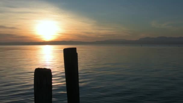 Ξύλινη Προβλήτα Πάνω Από Λίμνη Garda Κοντά Στην Πόλη Sirmione — Αρχείο Βίντεο