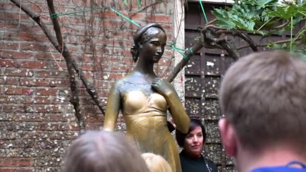 Personas Tomando Selfies Estatua Bronce Balcón Julieta Verona Italia — Vídeo de stock