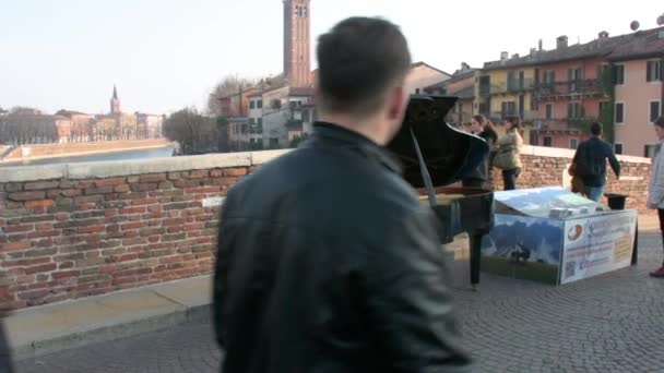 Piano Spelen Ponte Pietra Brug Verona Italië — Stockvideo