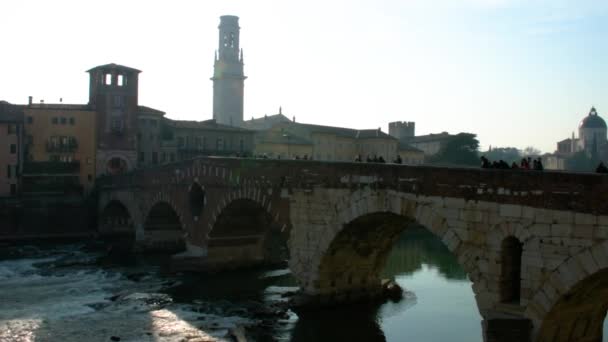 Vista Panorámica Del Puente Ponte Pietra Verona Sobre Río Adigio — Vídeo de stock