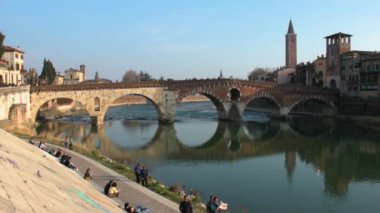 Adige nehri üzerinde Verona Ponte Pietra köprü panoramik görünümü, Veneto bölgesi, İtalya