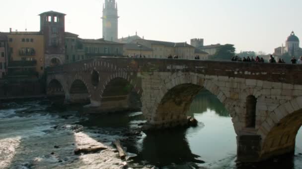 イタリア ヴェニーデ地方のヴェローナのポンテ ピエトラ橋のパノラマビュー — ストック動画