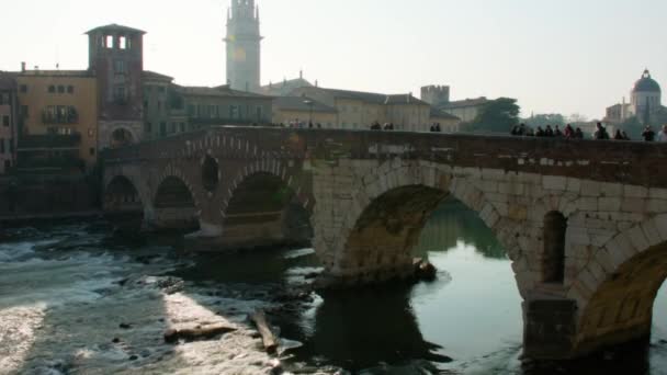 Πανοραμική Θέα Στη Γέφυρα Ponte Pietra Στη Βερόνα Στον Ποταμό — Αρχείο Βίντεο