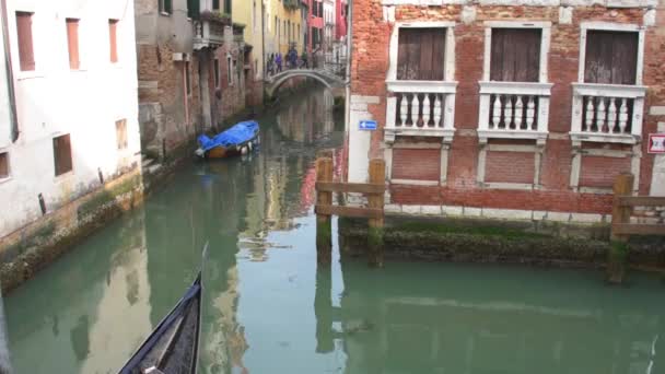 Gondole Con Turisti Viaggio Attraverso Uno Stretto Canale Venezia — Video Stock
