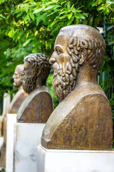 As estátuas dos três poetas trágicos gregos, Eurípides, Sófocle — Fotografia de Stock