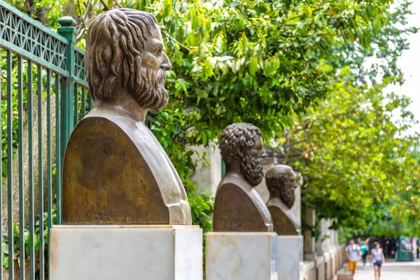 Las estatuas de los tres trágicos poetas griegos, Eurípides, Sophocle — Foto de Stock