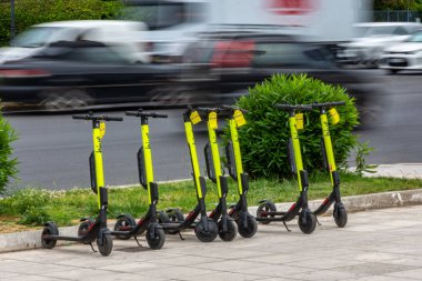 Kaldırımda park edilmiş elektrikli scooterlar