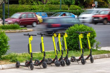 Kaldırımda park edilmiş elektrikli scooterlar
