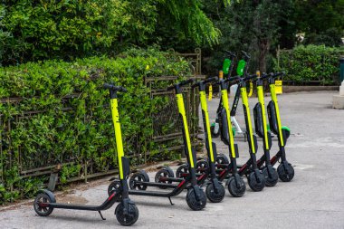 Kaldırımda park edilmiş elektrikli scooterlar