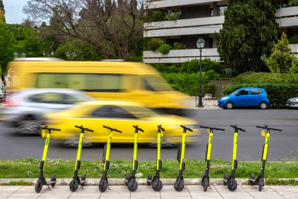 Scooters elétricos estacionados na calçada — Fotografia de Stock