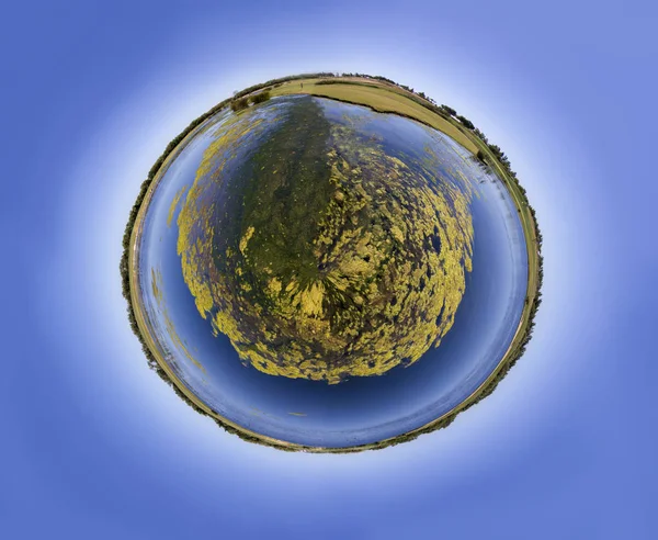 Kleiner Planet Mit Seeblick Auf Einen Golfplatz Der Algarve — Stockfoto