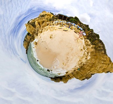 Algarve, Portekiz Albufeira yakınındaki kıyı Beach küçük gezegen.