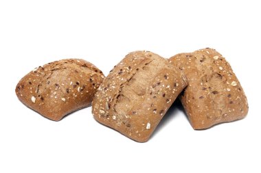 Beyaz bir arka plan üzerinde izole kahverengi tahıl ekmeği.