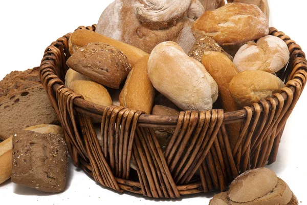 Свіжий Асортимент Декількох Запечених Сортів Хліба Всередині Плетеного Кошика — стокове фото