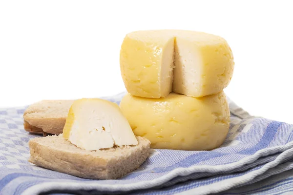 Gelber Ziegenkäse Isoliert Auf Weißem Hintergrund — Stockfoto