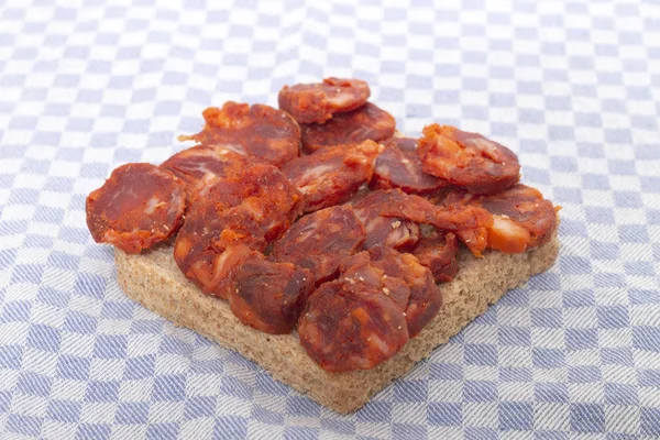 Chorizo Und Traditionelle Brotscheiben Auf Blauem Tuch — Stockfoto