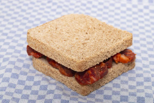 Chorizo Rebanadas Pan Tradicionales Sobre Paño Azul — Foto de Stock