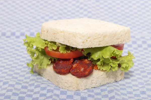 Sandwich Mit Geräuchertem Chorizo Tomaten Und Salat — Stockfoto