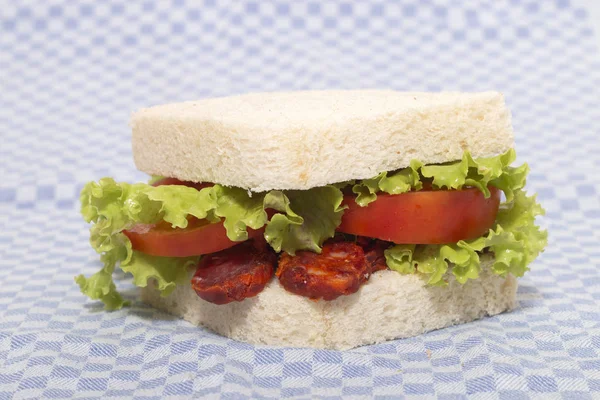 Sandwich Mit Geräuchertem Chorizo Tomaten Und Salat — Stockfoto