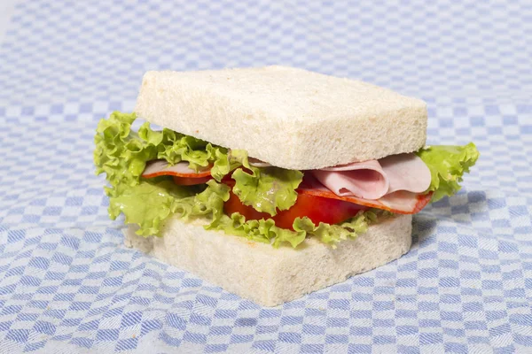 Бутерброд Шинкою Над Синьою Тканиною — стокове фото