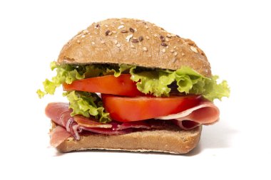 jambon, domates, marul üzerinde beyaz bir arka plan ile sandviç.