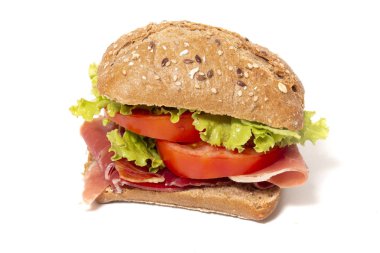 jambon, domates, marul üzerinde beyaz bir arka plan ile sandviç.