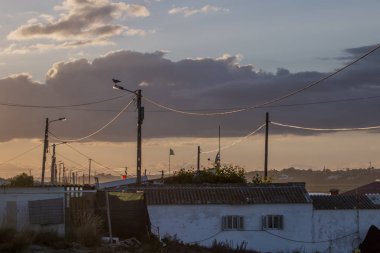 Elektrik telleri silüeti gün batımı görünümü.