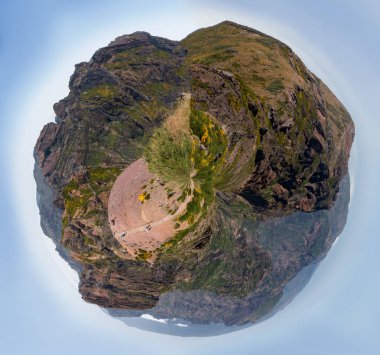 Pico küçük gezegen yapmak Arieiro dağ bakış açısı, Madeira Adası, Portekiz.