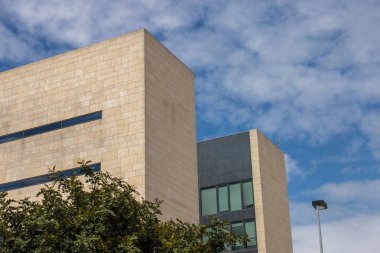 Portekiz 'in Faro şehrinin modern tiyatro manzarası.