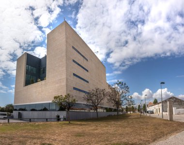 Portekiz 'in Faro şehrinin modern tiyatro manzarası.