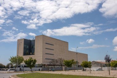 Portekiz 'in Faro şehrinin modern tiyatro manzarası.